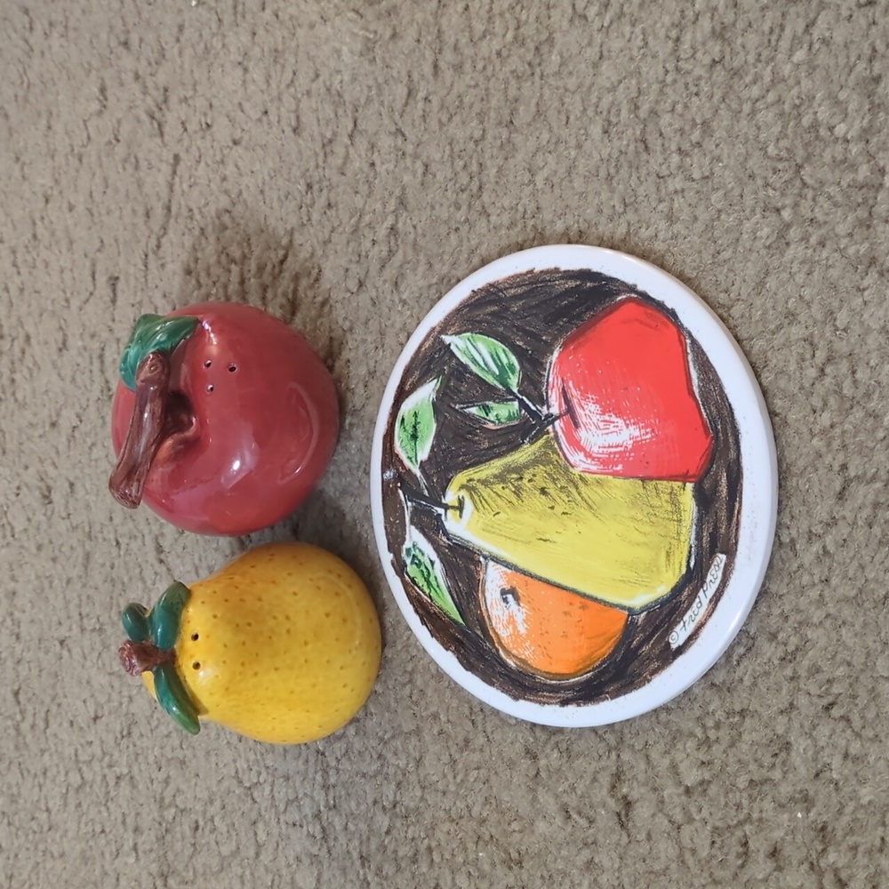 Fruit salt and pepper shaker with trivet